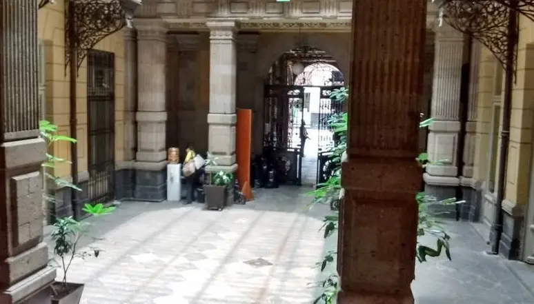 Cae elevador de 12 metros de altura en edificio de CDMX, deja un muerto. 