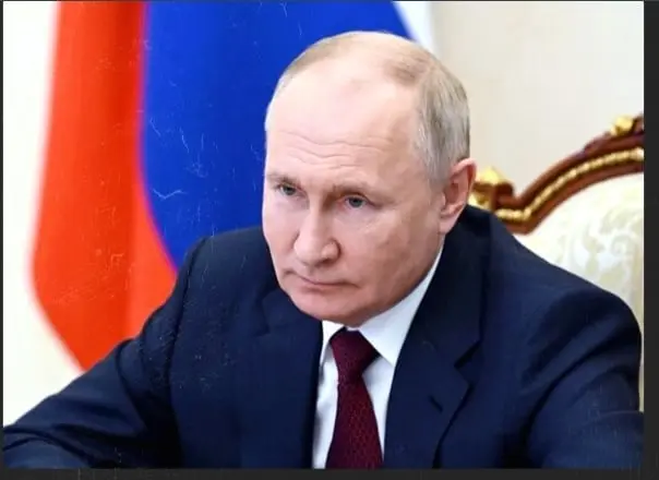 un influencer ruso encontró una extraña forma de echarle ánimos a Putin un influencer ruso encontró una extraña forma de echarle ánimos a Putin
