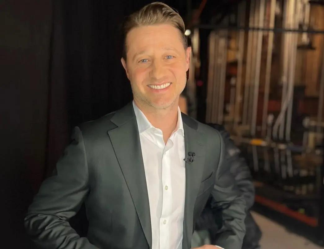 Ahora tiene 44 años, está casado con la actriz Morena Baccarin y tienen 2 hijos. Ha participado en otras series como Gotham.