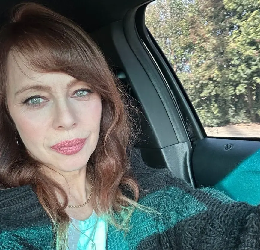 Ahora tiene 54 años, es madre de una hija y está casada con Adam Farmer desde 2015. Ha trabajado en otras series como Nikita y Gotham.