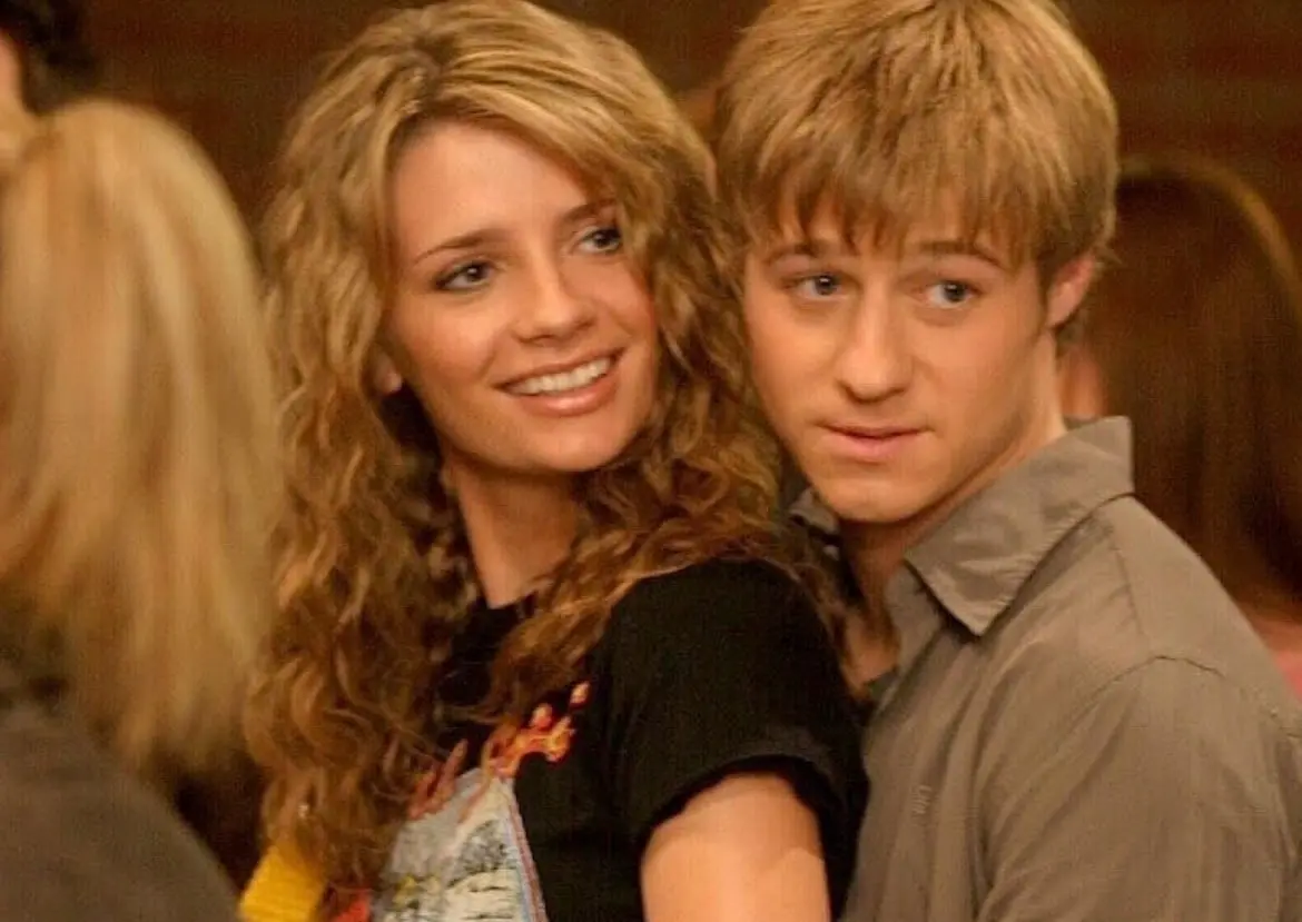 Ryan entabla una amistad con Seth, el hijo de los Cohen, y encuentra el amor a lado Marissa mientras aprende a sobrevivir en la comunidad materialista donde viven los Cohen. 