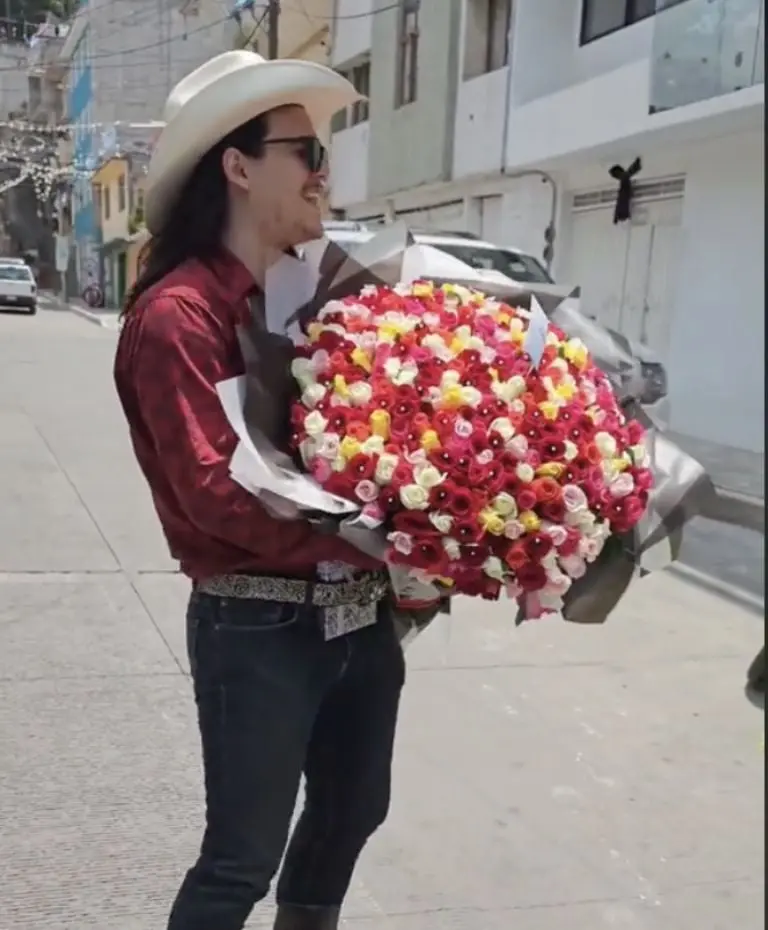Tiktoker asusta a la gente con pistola de juguete en Plaza Artz. Foto: Tik Tok