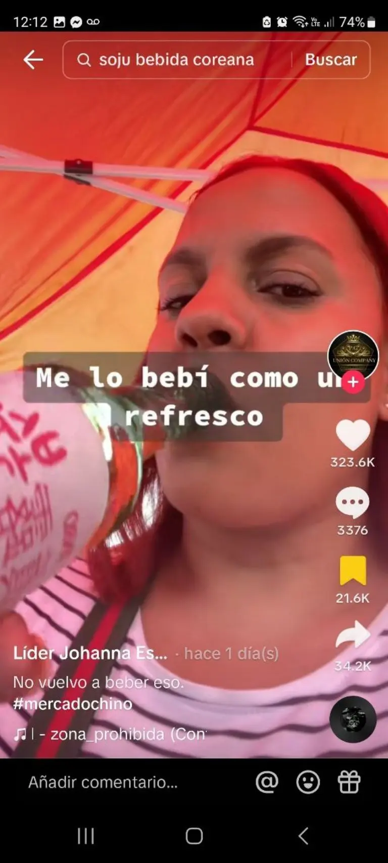 Mujer se emborracha con bebida coreana - Tomada de video