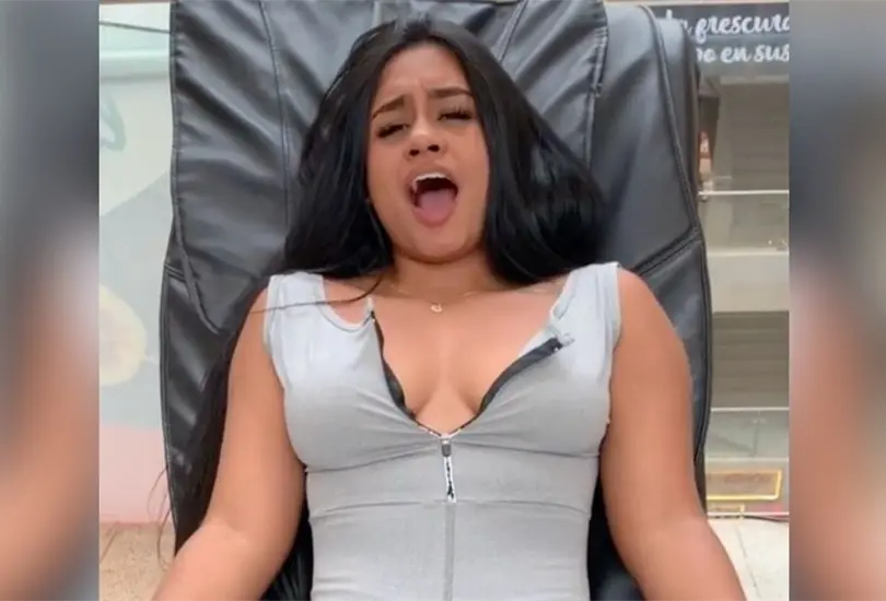 Mujer prueba sill&oacute;n de masajes y su reacci&oacute;n se hace viral. 