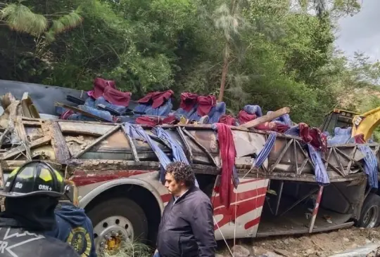 El autobús volcó en la comunidad de Magdalena Peñasco. El autobús volcó en la comunidad de Magdalena Peñasco.