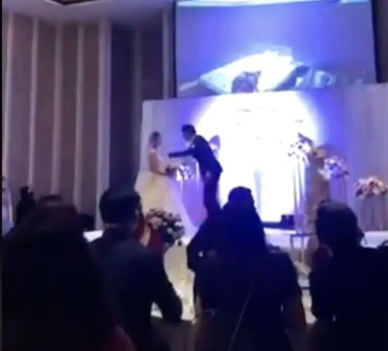 Novio expone infidelidad de su novia durante su boda en China. Foto: Tik Tok