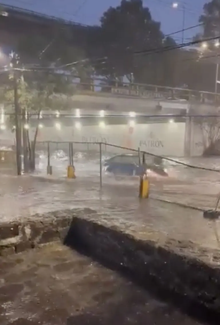 VIDEOS: Lluvia desata caos en CDMX e inunda calles y avenidas. Foto: Twitter