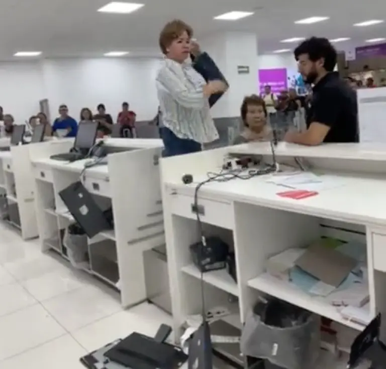 VIDEO: Mujer destruye computadoras y oficinas en el Aeropuerto de la CDMX. Foto: Twitter