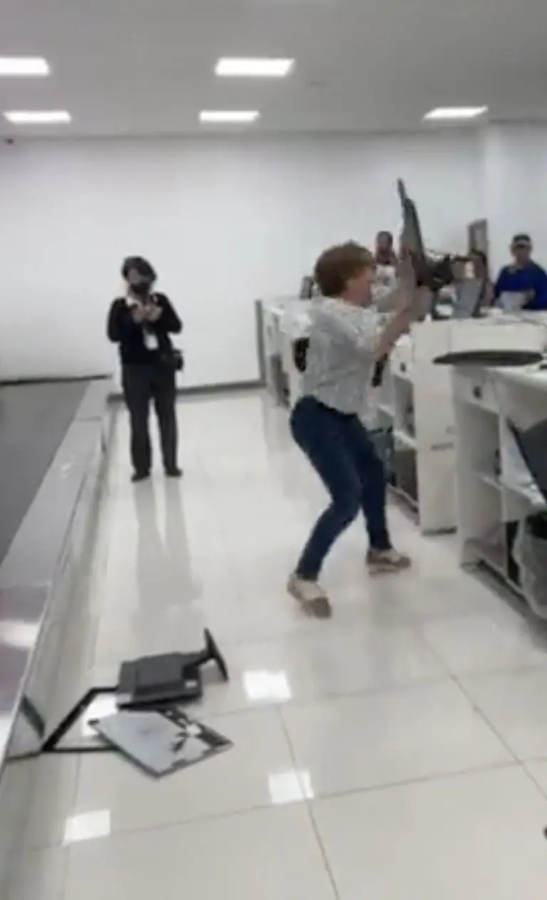 VIDEO: Mujer destruye computadoras y oficinas en el Aeropuerto de la CDMX. Foto: Twitter