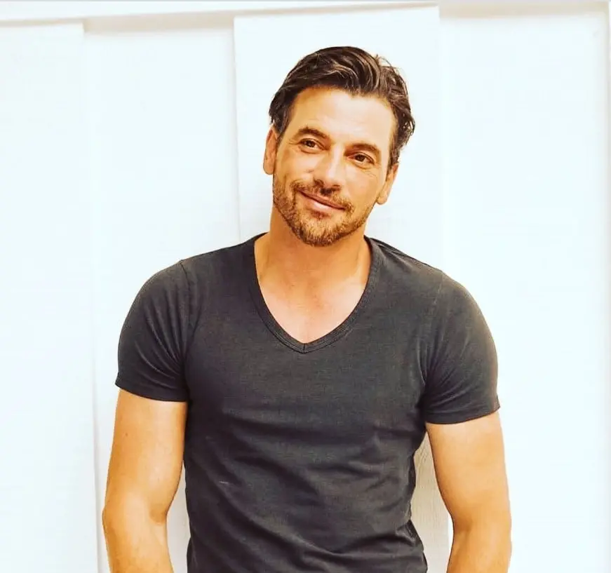 Ahora tiene 53 a&ntilde;os y es padre de dos hijos. Ha trabajado en series como Riverdale y en las pel&iacute;culas de Scream.