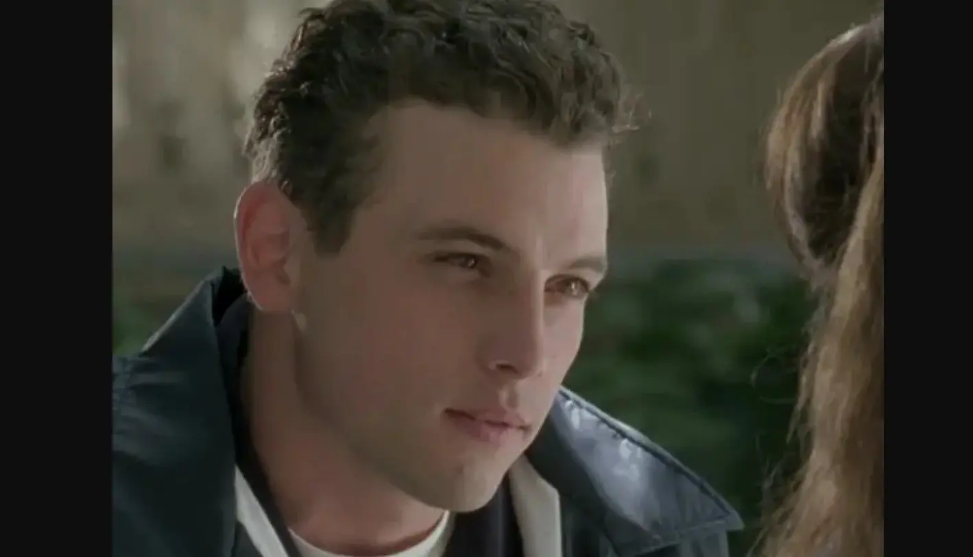 Skeet Ulrich interpret&oacute; a Chris Hooker
