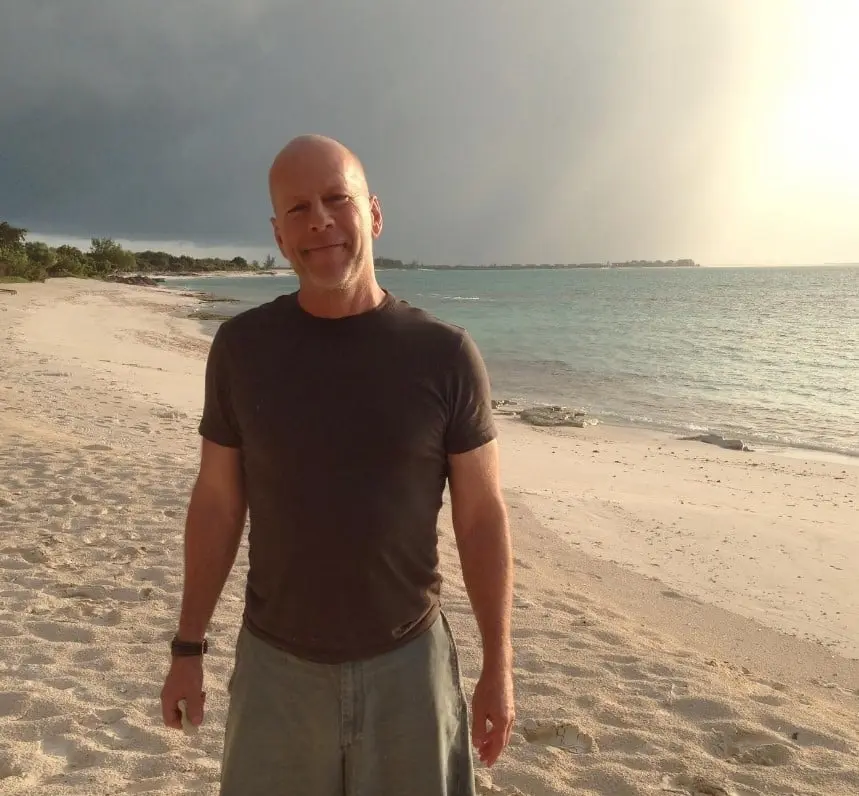 Ahora tiene 68 a&ntilde;os, es padre de 5 hijas y est&aacute; casado con la actriz Emma Heming desde 2009.