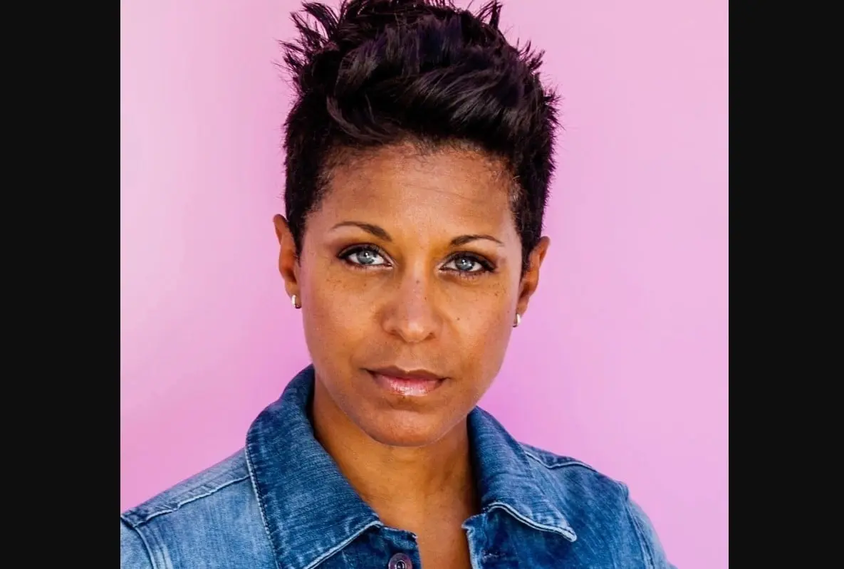 Ahora tiene 54 a&ntilde;os, ha trabajado como actriz de voz en series como Naruto.