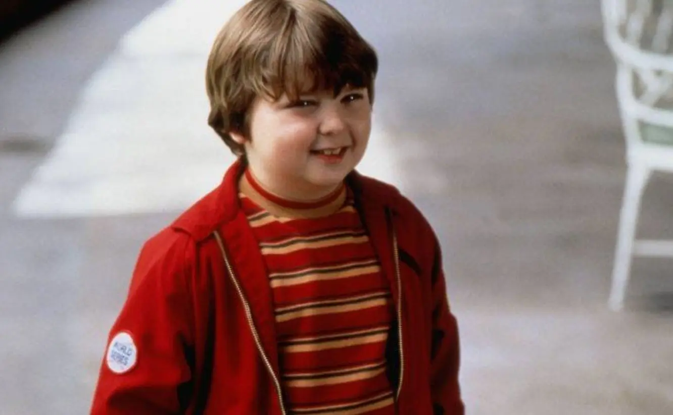 Un d&iacute;a se le aparece un ni&ntilde;o de 8 a&ntilde;os de nombre Rusty, que en realidad es su versi&oacute;n de peque&ntilde;o, y aunque cree que es una alucinaci&oacute;n, todos los pueden ver por lo que tendr&aacute; que ayudarlo a volver a su &eacute;poca.