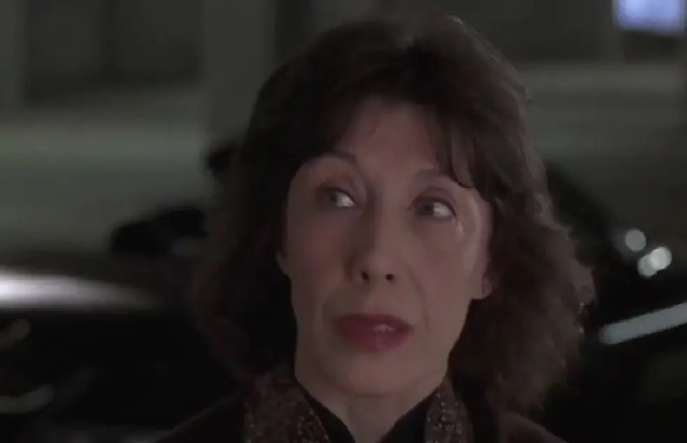 Lily Tomlin interpret&oacute; a Janet, la asistente de Ross 