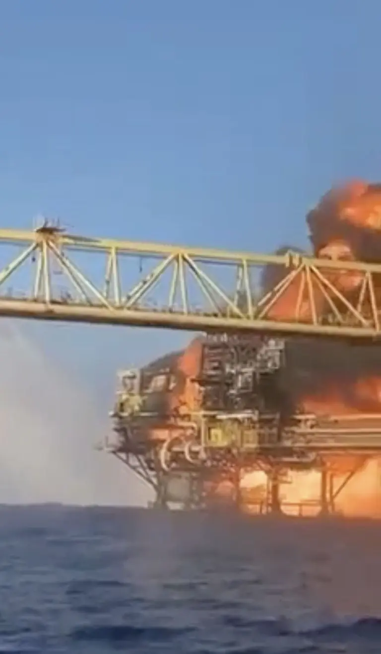Fuerte incendio en plataforma Cantarell de Pemex en Campeche, hay trabajadores desaparecidos. Foto: Especial