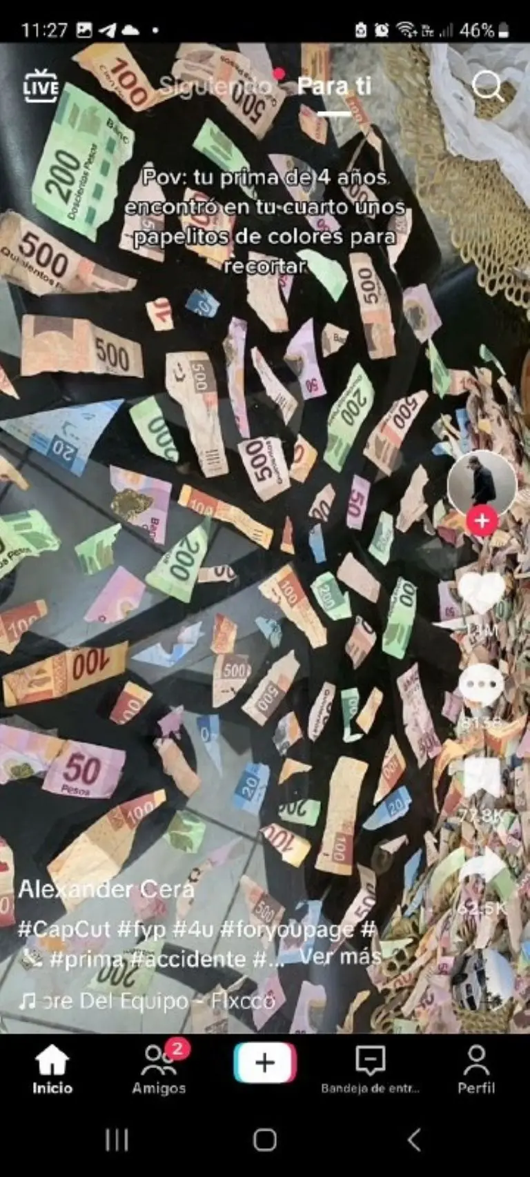 Niña recorta billetes de su primo - Tomada de video