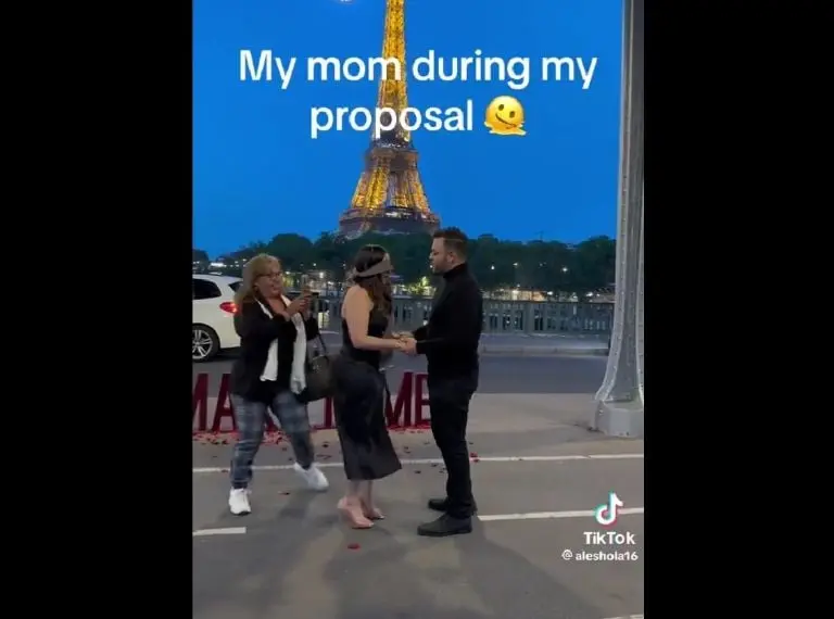 Mamá arruina la pedida de mano de su hija (TikTok)