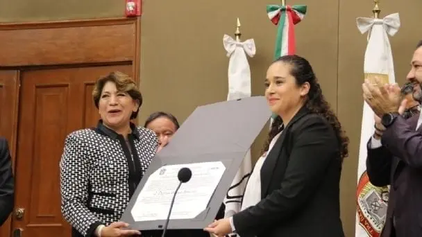 Delfina Gómez recibe constancia de mayoría. Delfina Gómez recibe constancia de mayoría.