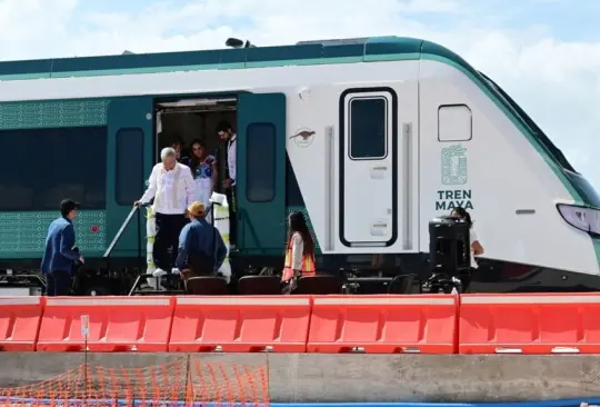 El presidente mostró tanto el exterior como el interior de la primera unidad del Tren Maya. 