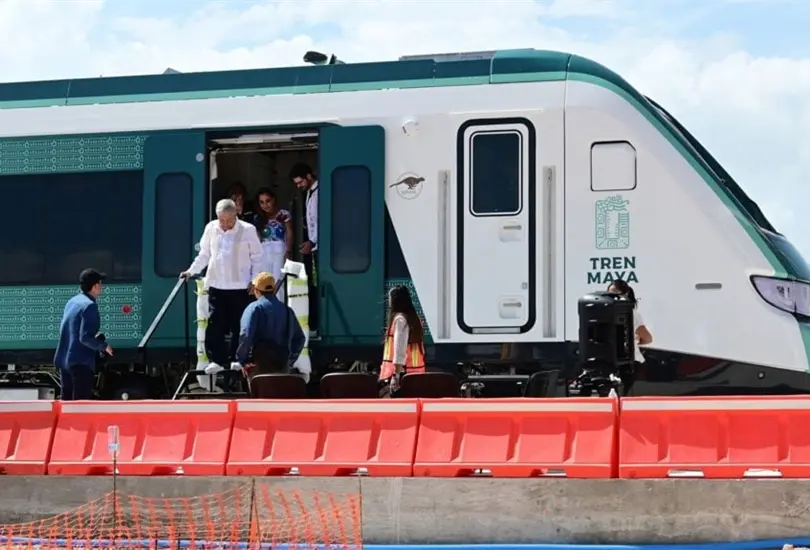 El presidente mostr&oacute; tanto el exterior como el interior de la primera unidad del Tren Maya. 