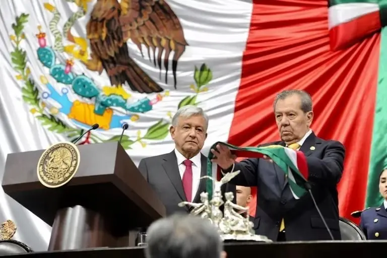 Muñoz Ledo le entregó la banda presidencial a Andrés Maunel López Obrador Muñoz Ledo le entregó la banda presidencial a Andrés Maunel López Obrador