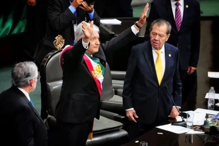 Muñoz Ledo le entregó la banda presidencial a López Obrador. Fuente: Cuartoscuro