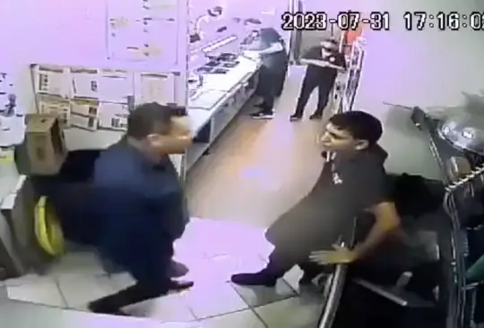 Hombre golpea a trabajador de restaurante Subway por no atenderlo rápido. 