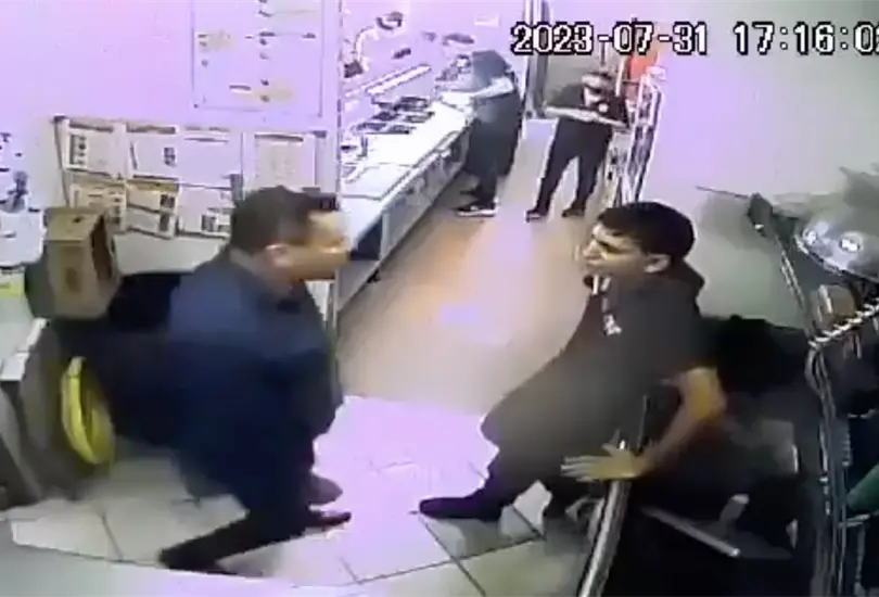 Hombre golpea a trabajador de restaurante Subway por no atenderlo rápido. Hombre golpea a trabajador de restaurante Subway por no atenderlo rápido.