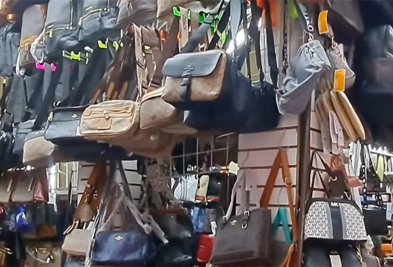 Existe un local secreto en un rinc&oacute;n escondido de la Ciudad de M&eacute;xico, en donde podr&aacute;s encontrar bolsas clones en menos de mil pesos, aqu&iacute; te contamos todos los detalles.