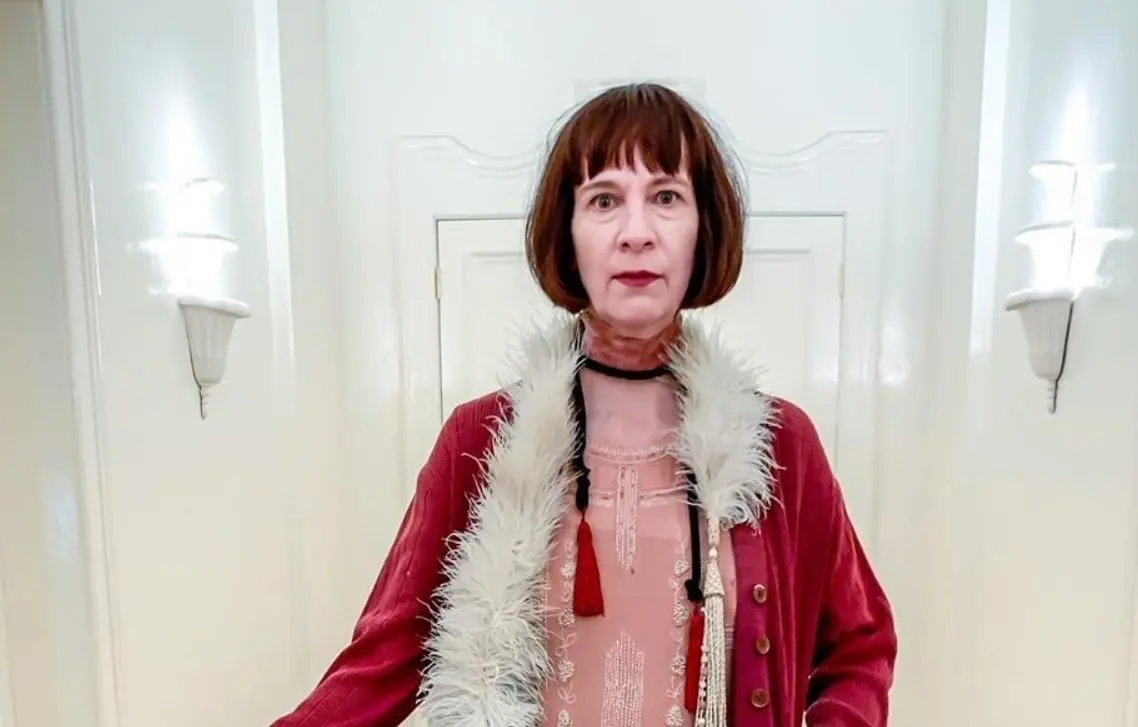 Ahora tiene 66 a&ntilde;os, ha trabajado en series como Ratched y The Blacklist. 