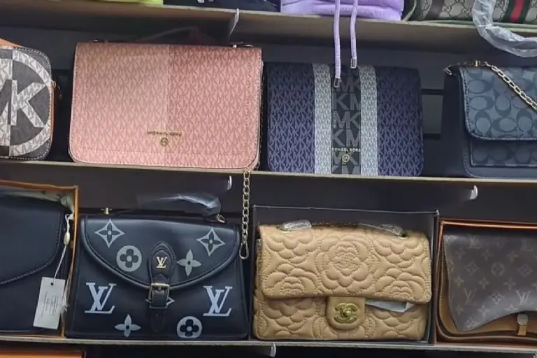 Bolsas de lujo en local secreto CDMX - Tomada de video