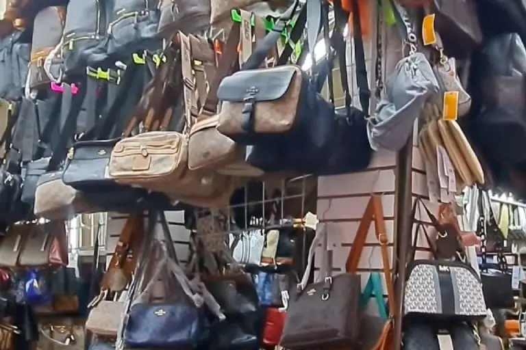 Bolsas de lujo en local secreto CDMX - Tomada de video