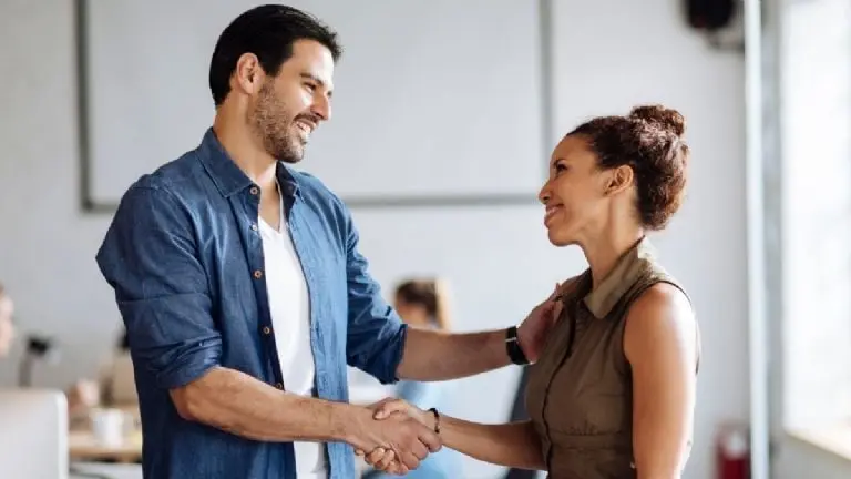 Relaciones sentimentales en el trabajo: Qué opinan los expertos. Foto: Canva