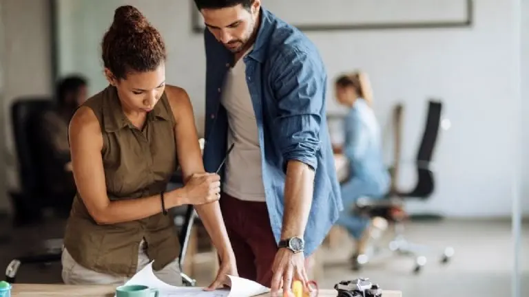 Relaciones sentimentales en el trabajo: Qué opinan los expertos. Foto: Canva