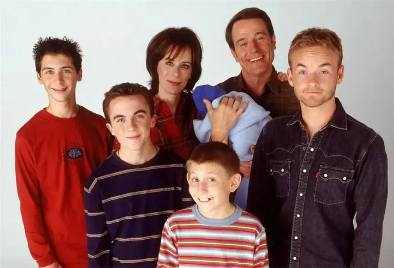 Malcom el de en medio fue una popular serie de televisi&oacute;n que se estren&oacute; en el 2000 y se mantuvo al aire hasta el 2006. La historia gira alrededor de Malcom, un ni&ntilde;o genio, que vive con sus pap&aacute;s y sus tres hermanos, mientras tiene que lidiar con problemas familiares y t&iacute;picos de la adolescencia.