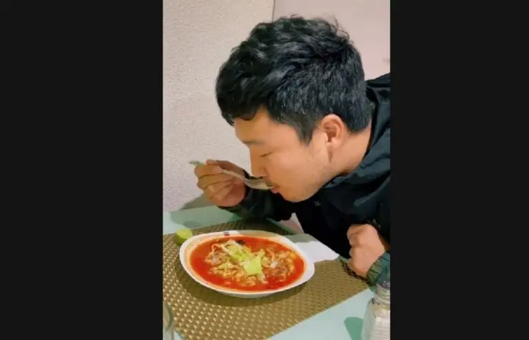 Japonés prueba pozole por primera vez (TikTok)