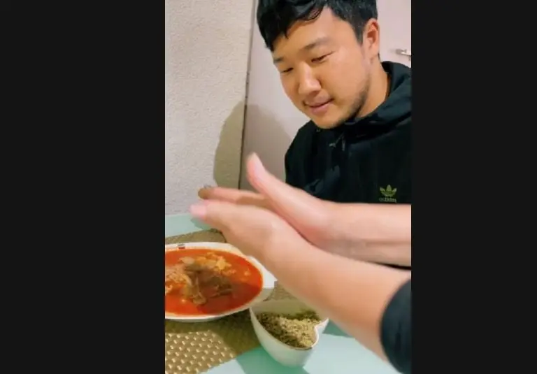 Japonés prueba pozole por primera vez (TikTok)
