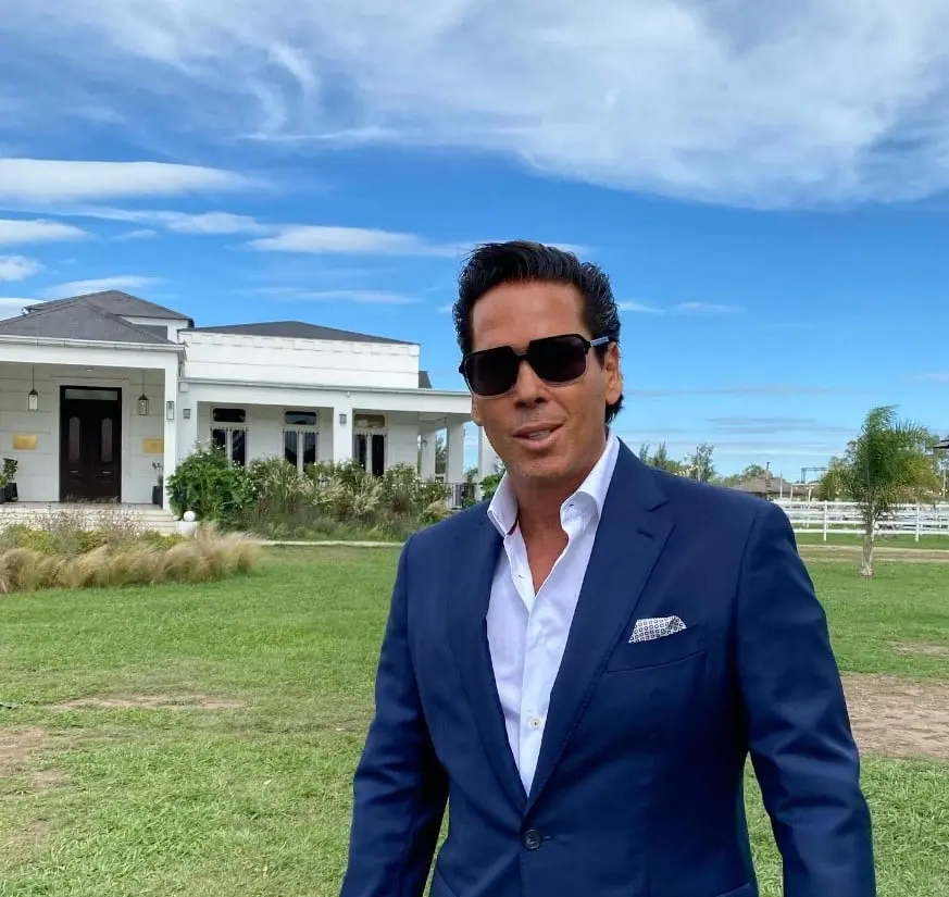 En Hotel VIP participarán 16 famosos y se enfrentarán a pruebas para determinar si les toca ser huéspedes o parte del staff que brinda los servicios. Al final de la semana, un famoso será eliminado.