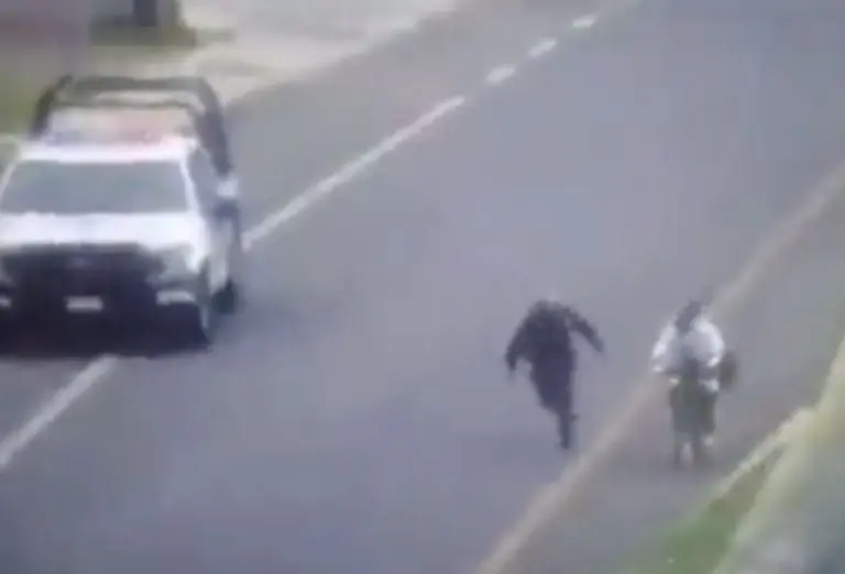 VIDEO: policías hacen persecución y rescatan a niña secuestrada por ciclista. Foto: Twitter