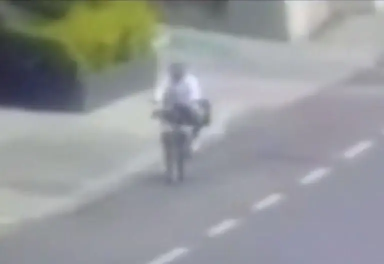 VIDEO: policías hacen persecución y rescatan a niña secuestrada por ciclista. Foto: Twitter