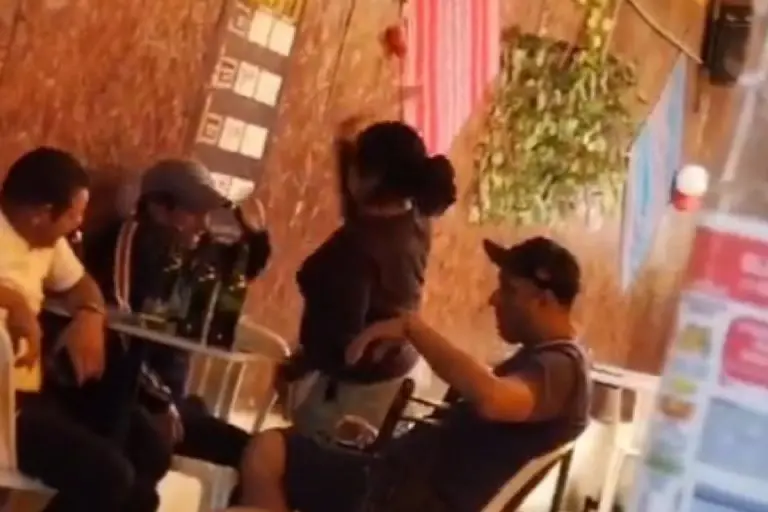 Mujer golpea con botella a hombre - Tomada de video