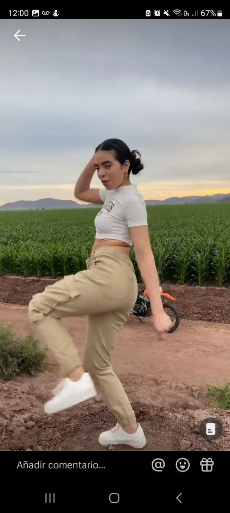 Guapa jornalera conquista TikTok - Tomada de video
