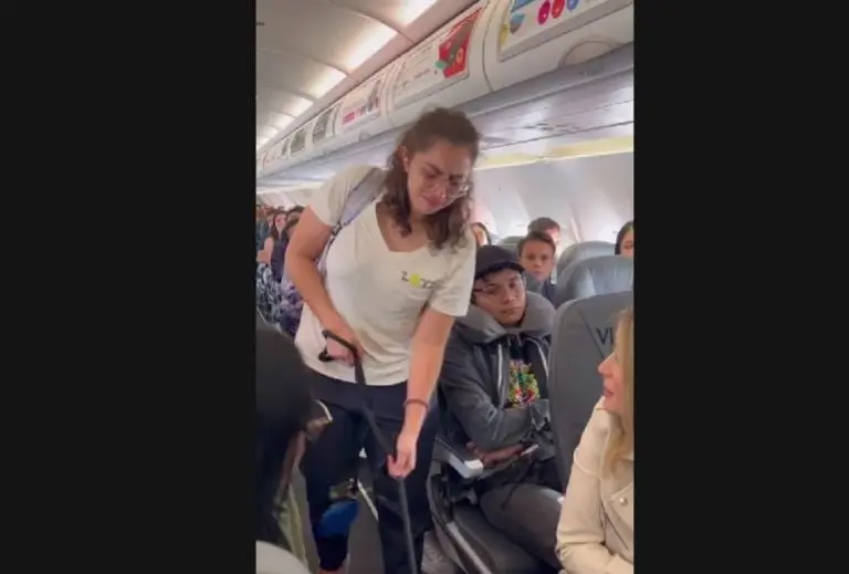 Bajan de vuelo a pasajera con su perrito (TikTok)