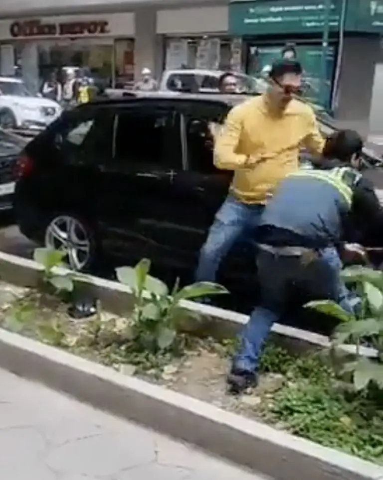 VIDEO: Hombre le rompe la mandíbula a empleado de parquímetros durante pelea. Foto: Twitter