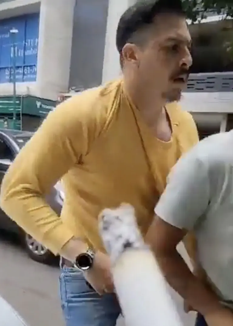 VIDEO: Hombre le rompe la mandíbula a empleado de parquímetros durante pelea. Foto: Twitter