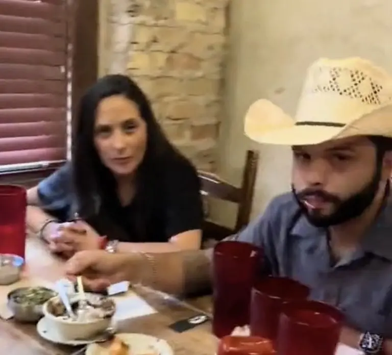 Despiden a mesero por exhibir la propina de la familia Aguilar y llamarles 'tacaños'. Foto: Tik Tok