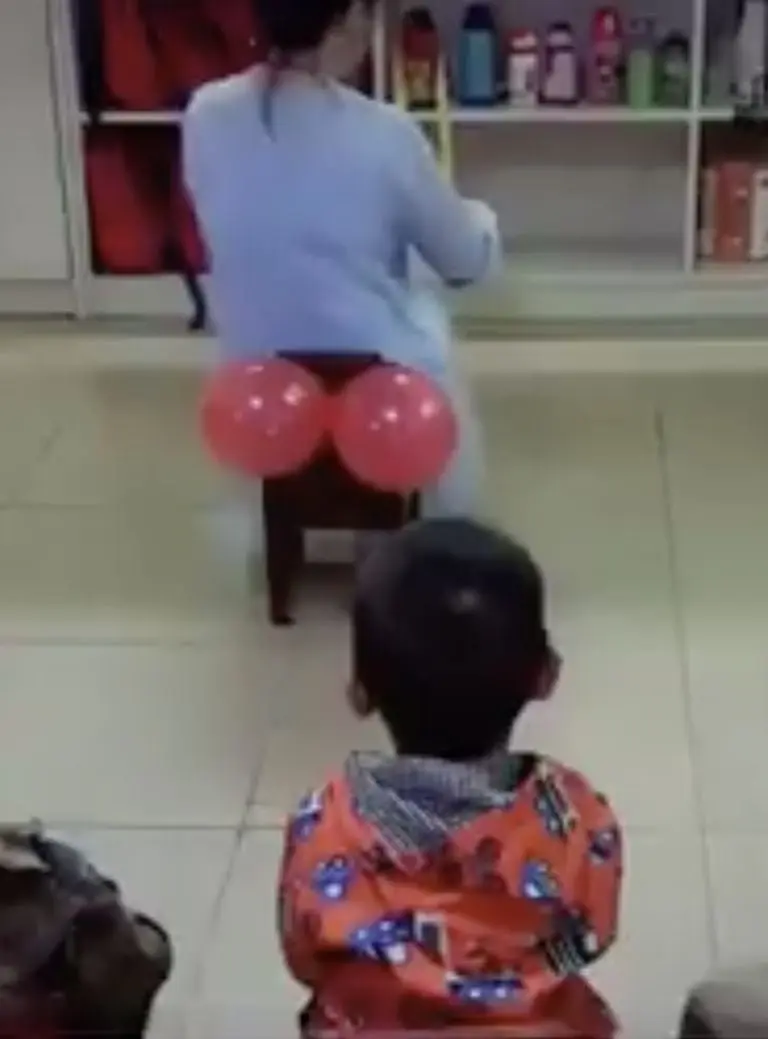 Profesora se pone globos para enseñar a los niños a ir al baño. Foto: Especial