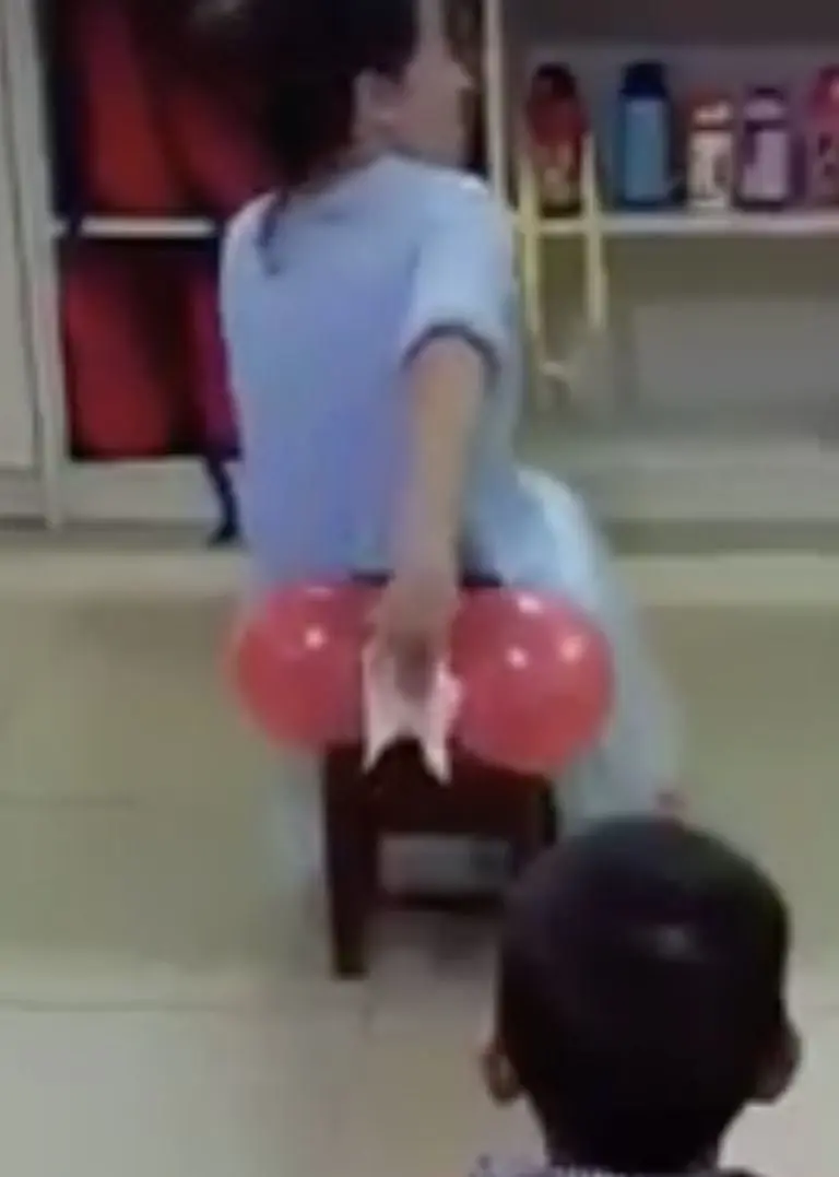 Profesora se pone globos para enseñar a los niños a ir al baño. Foto: Especial