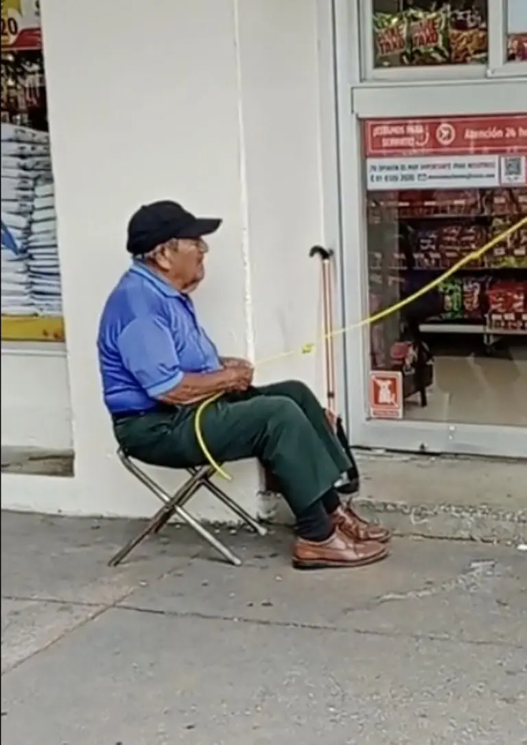 VIDEO: abuelito emprendedor abre la puerta del Oxxo para salir adelante.